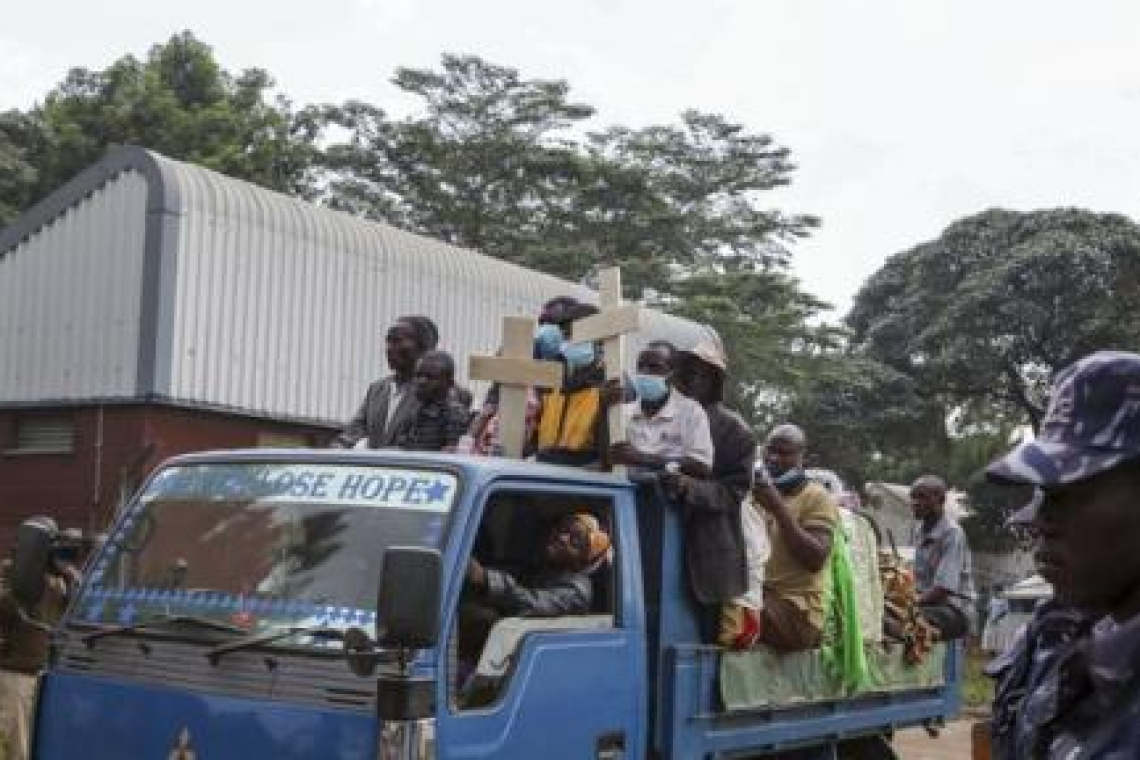 Ouganda : après le drame, les familles entre deuil et espoir de retrouver les disparus