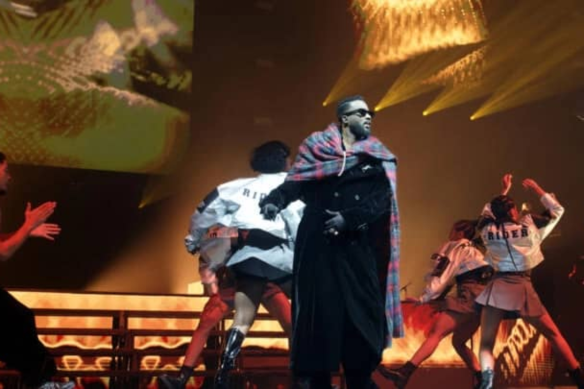 Fally Ipupa enflamme la scène de la Défense Arena lors d'un méga show à Paris
