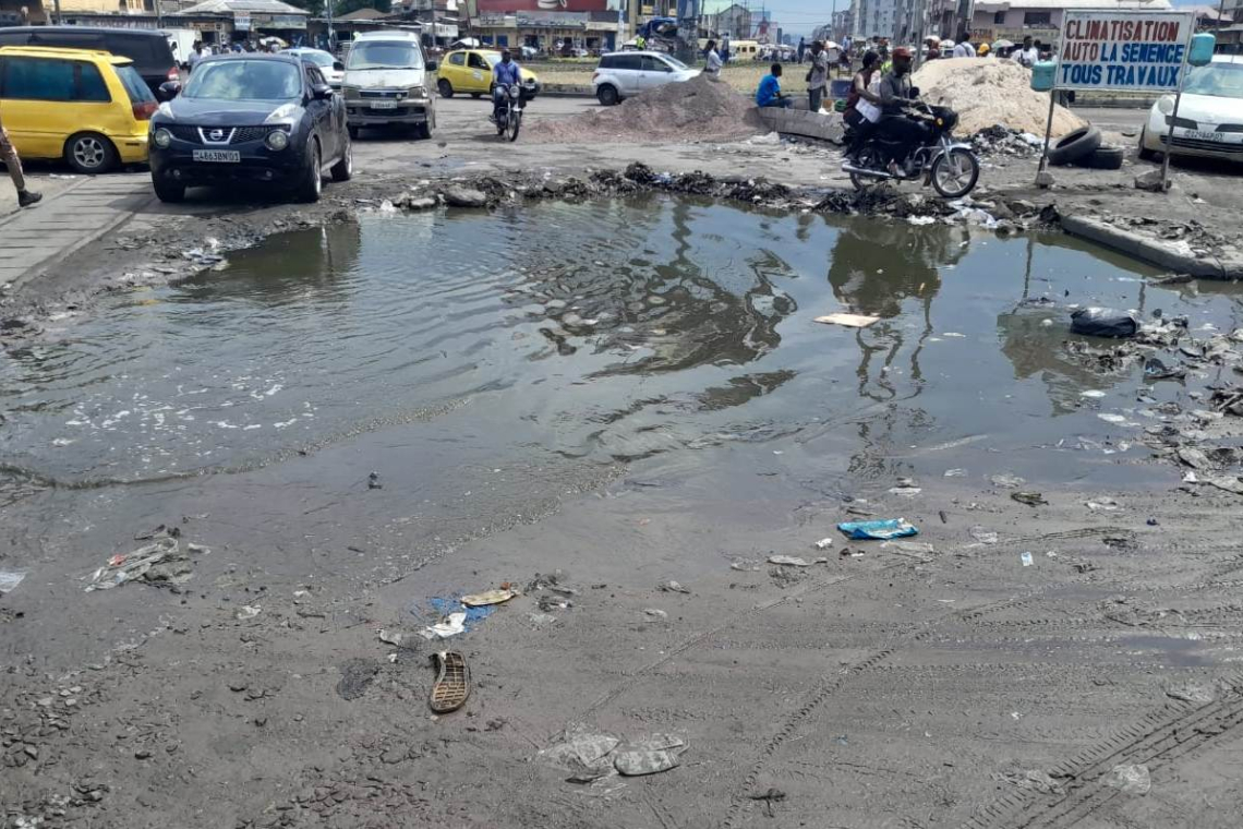Kinshasa : une partie  de l’avenue Gambela rongée  par les  nids de poule  