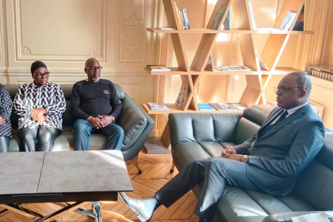 Son Excellence Emile NGOY KASONGO, l’ambassadeur de la RDC, en France, a reçu en audience la famille de l’artiste Nono Atalaku