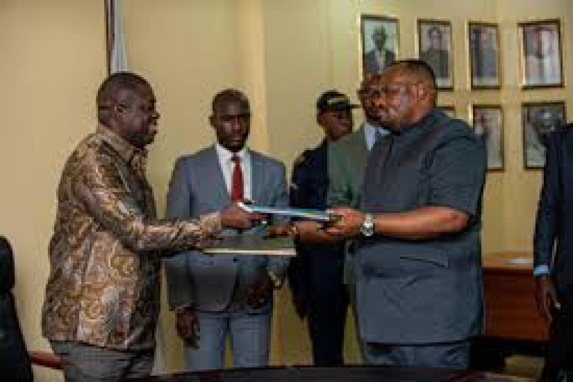 Remise et reprise à l'hôtel de ville de Kinshasa