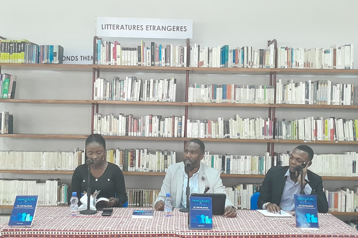 Littérature : "Guide pratique pour une harmonie relationnelle" porté sur les fonds baptismaux