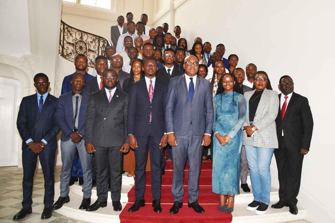 France : les 34 boursiers d'Excellentia reçus par l'ambassadeur Émile Ngoy