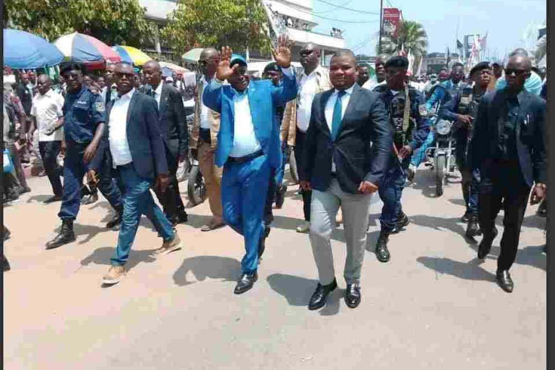 Retour triomphateur du gouverneur Joseph Moise Kambulu