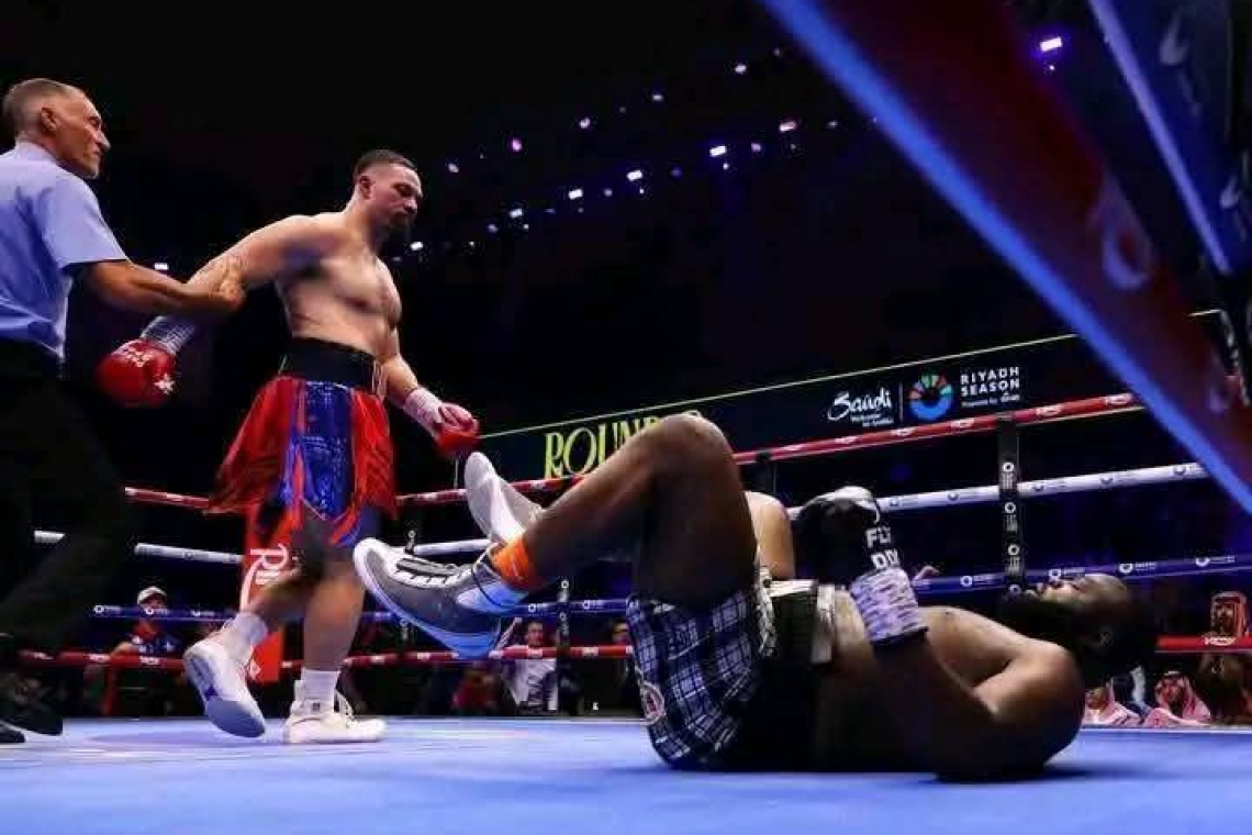 Boxe : Rattrapé par sa forme physique, Martin Bakole ne tient pas le coup face à Joseph Parker 