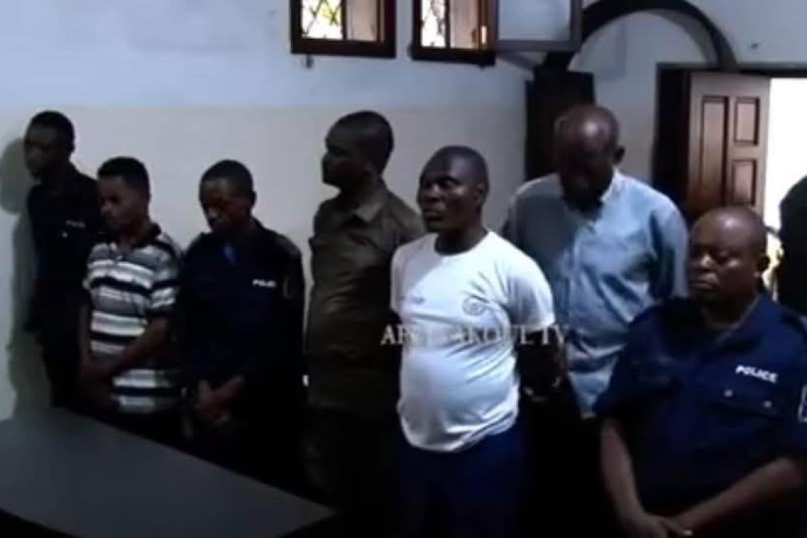 Les sept membres de l’escorte de la Première ministre ont comparu devant la Cour militaire de Kinshasa/Gombe pour homicide préterintentionnel, après la mort du roulage Fiston Kabeya Nsenda. 