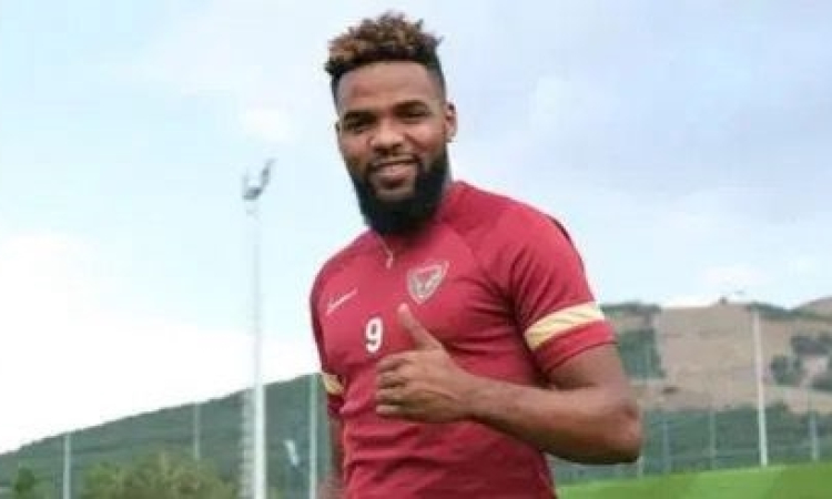 Aaron Boupendza, footballeur international gabonais, est mort à 28 ans en chutant du 11e étage de son immeuble